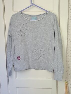 Boden Vintage Light Gray Cutout Pullover Sweatshirt M Logo Lagenlook Boho Weave